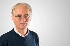 Dirk van der Marel receives the 2016 Frank Isakson Prize